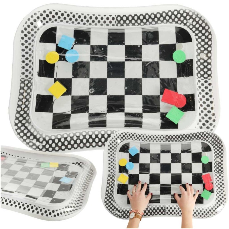 Tapis gonflable d'eau sensoriel contraste noir et blanc échiquier 65cm x 50cm