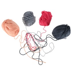 Machine à tricoter avec 48 aiguilles + 4 pelotes de fil

